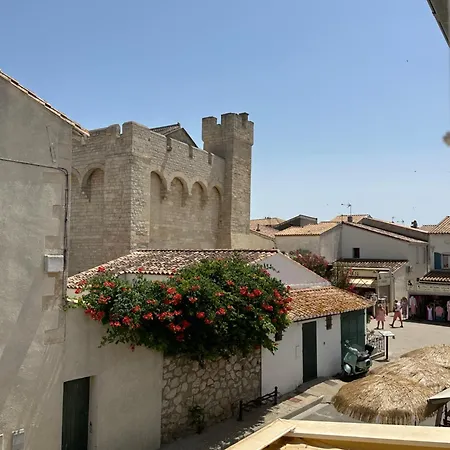 Avec Vue Sur L Eglise Des Saintes-Maries-de-la-Mer